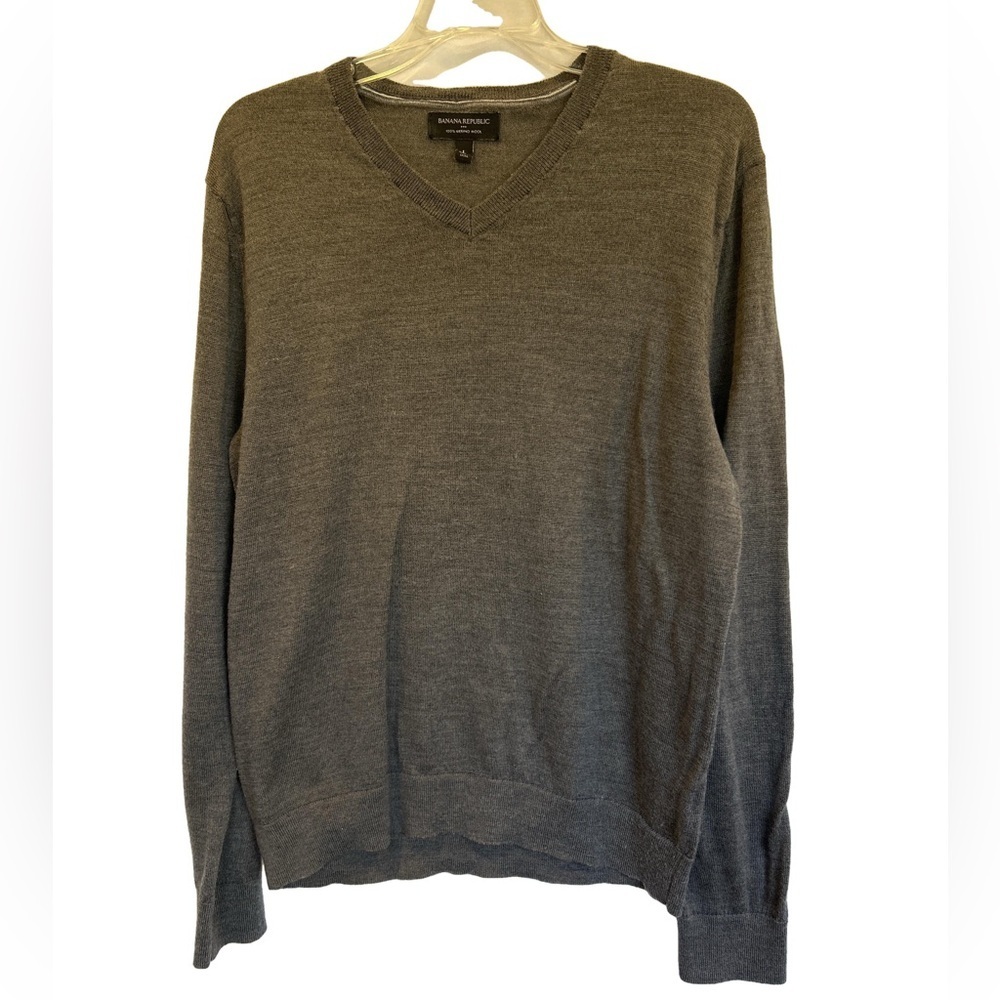 Banana Republic 100% Merino Wool V neck lightweight sweater